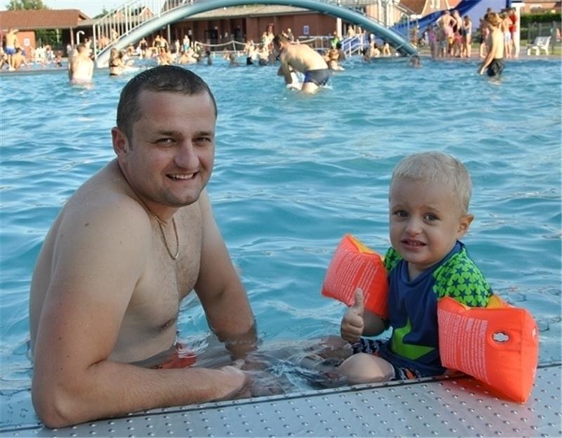 Er findet das Freibad super : Artem Jost mit Sohn Philipp.