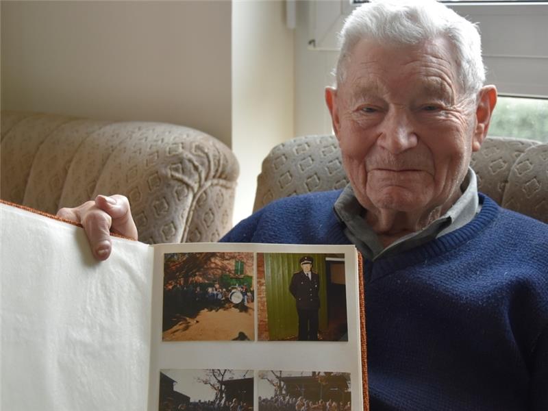 Er ist seit 80 Jahren in der Feuerwehr Ahrensmoor Er gehörte 1943 zur ersten Ortswehr in Ahrensmoor: Helmut Mehrkens (94) war schon bei der Gründung dabei. Foto: Felsch