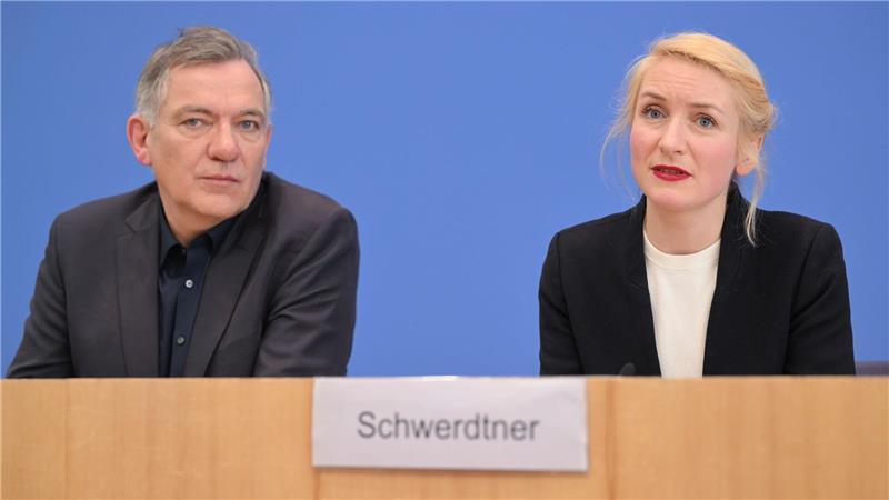 Er geht, sie freut sich über Pantisanos Bewerbung: die Linke-Vorsitzenden van Aken und Schwerdtner.