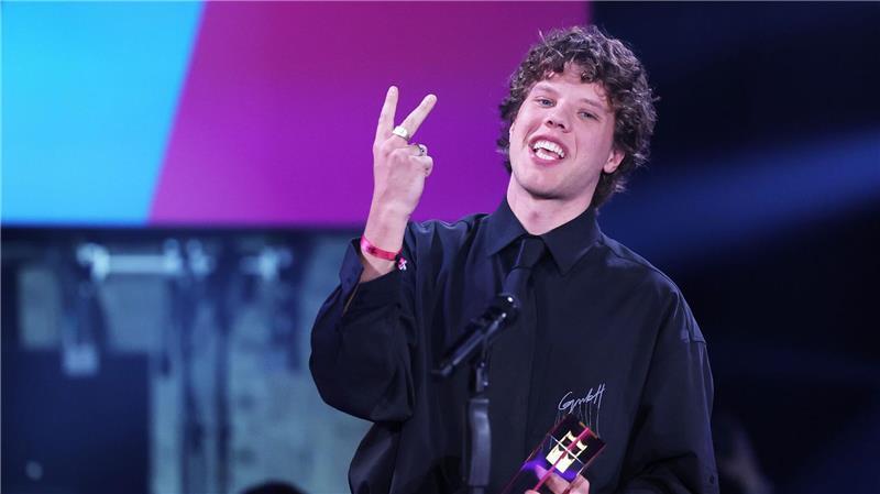 Er glaubt es selbst kaum: Sänger Zartmann hat gleich zwei Kronen gewonnen. 