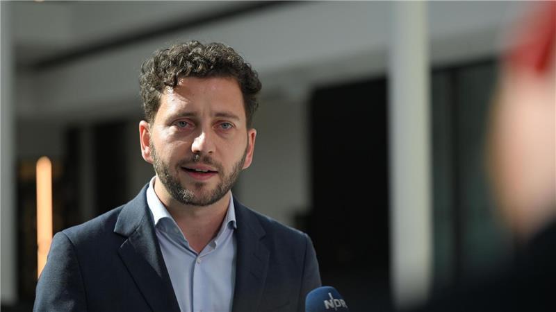 Grüne: Mehr Gerechtigkeit mit „Politik aus der Eckkneipe“ Er hat Kritik für die Bundesregierung und Lob für Niedersachsens Grüne im Gepäck: Parteichef Banaszak.