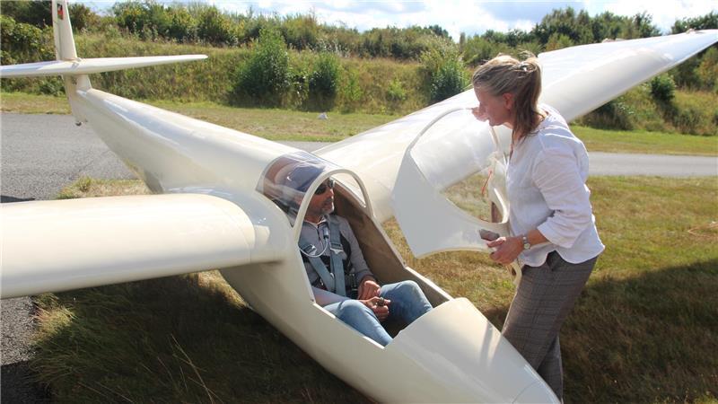 Stader Geigenbauerin bringt eine fliegende Legende wieder in die Luft Er hat Vertrauen in die Technik: Constanze Bruns Ehemann Christian Ückert kurz vor dem ersten Flug nach der Flügelüberholung.