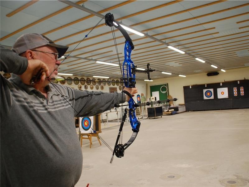 Schießen wie die Legende: Robin-Hood-Feeling in Harsefeld erleben Er hat den Bogen raus: Volker Kehrbach schießt seit seiner Kindheit - und ist inzwischen Leiter der Harsefelder Bogenschützen. Fotos: Laudien