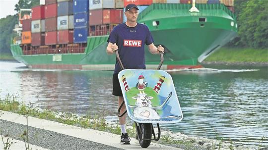 Er hat es geschafft: 24 Stunden lang ist Tilo Koch am Nord-Ostsee-Kanal entlanggelaufen und hat damit einen Weltrekord aufgestellt.