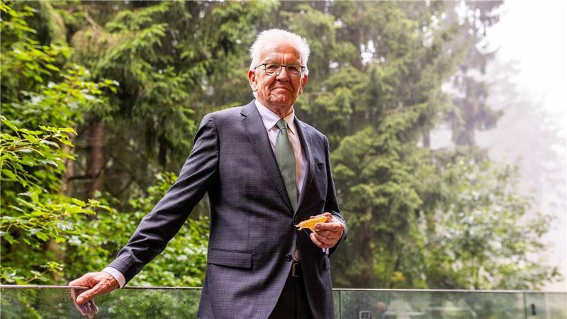 Er hat es in der Hand - Namensgeber Kretschmann mit Bärtierchen-Modell von „Ramazzottius kretschmanni“.