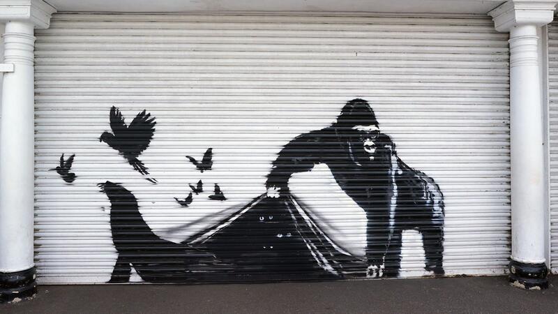Banksy lässt am Londoner Zoo die Tiere frei Er hat es wieder getan: Banksys neuestes Motiv zeigt eine Gruppe Tiere, die aus dem Zoo entkommen wollen.