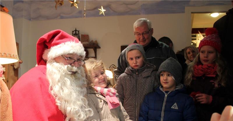 Er hat für alle ein freundliches Lächeln: Der Weihnachtsmann freut sich auf Besuch in seiner Stube in der Villa von Issendorff. Am Freitag drängten sich Kinder und Erwachsene. Fotos Klempow