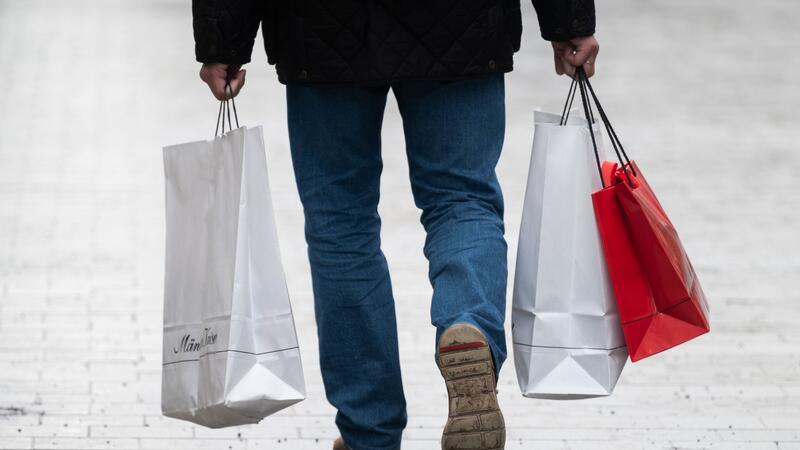 Flaute in Deutschland: Wirtschaft schrumpft im Sommer Er hat gut eingekauft, doch viele Menschen schränken ihre Konsumausgaben ein.