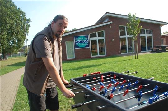 Er hat momentan kein leichtes Spiel: Jugendpfleger Jens Neumann am neuen Kicker vor dem JUKUZ in Apensen. Fotos: Laudien