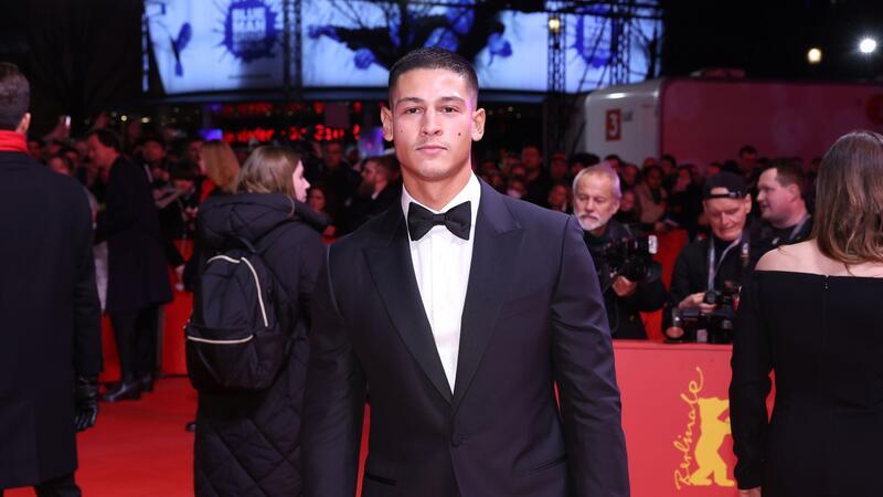 Er ist Schauspieler, er ist Sänger - und er ist in Topform: Für seinen neuen Film musste Emilio Sakraya hart trainieren.