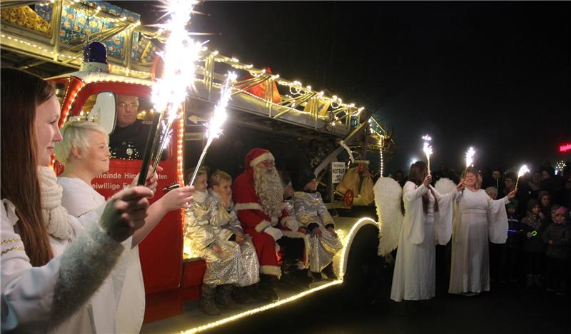 Er ist da: Mit einem funkelnden Feuerwehrauto samt Drehleiter erreichten der Weihnachtsmann und seine Engel Himmelpforten.