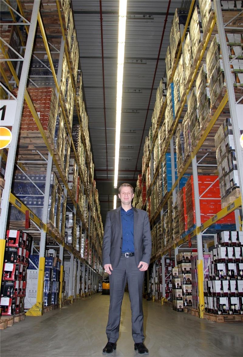 Er ist der Herr über rund 1800 verschiedene Artikel : Betriebsleiter Marc Budach im Zentrallager. Fotos Michaelis