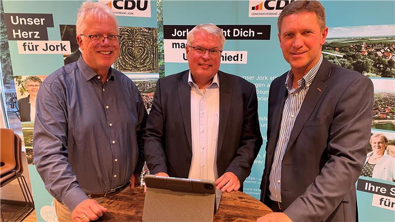 Bürgermeisterwahl: Matthias Riel tritt 2026 erneut an Er kann Bürgermeister: Fraktionsvorsitzender Michael Eble (links) und Parteivorsitzender Sven Heinsohn nehmen den Jorker Rathaus-Chef Matthias Riel in die Mitte. Die Christdemokraten unterstützen seine Kandidatur bei der Wahl im Herbst 2026.