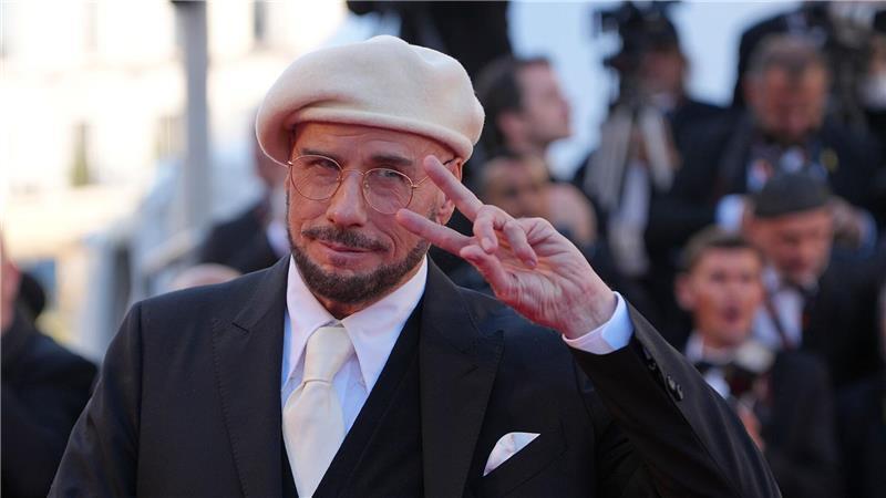 Er kann es noch: John Travolta kommt zur Premiere des Films „Karma“ bei den Filmfestspielen in Cannes.