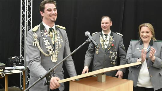 Er kann sein Glück kaum fassen: Sebastian Läufer (links) ist neuer Stadtschützenkönig von Stade.