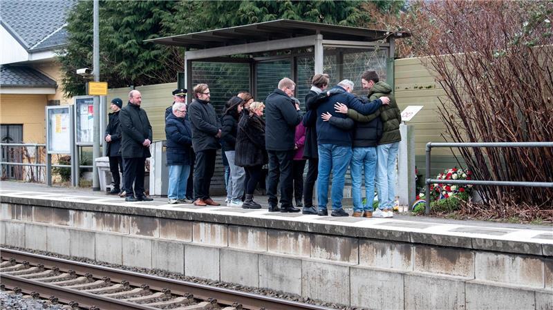 Er legte gemeinsam mit Angehörigen und anderen Politikern einen Kranz nieder. 