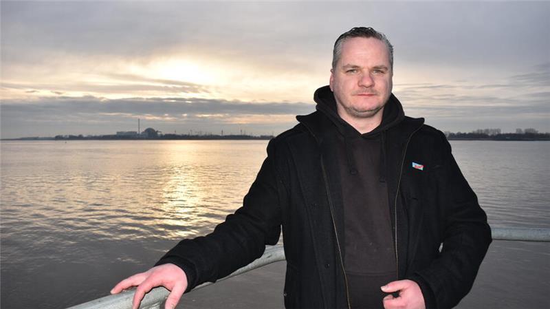 Er möchte die Energiepolitik wieder auf Gas-, AKW- und Kohle-Kurs bringen: Sebastian Sieg, Bundestagskandidat der AfD. Im Hintergrund das stillgelegte AKW Unterweser.