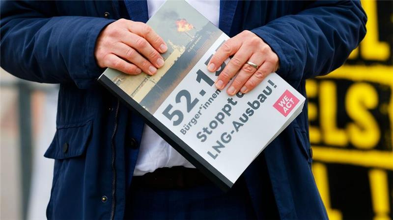 Gegen LNG: Stader übergibt über 50.000 Protestunterschriften Er nimmt Protest gegen LNG entgegen - Umweltminister Goldschmidt.