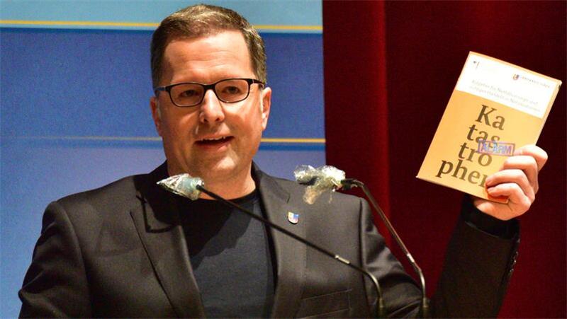 Landrat Seefried: Bürger sollen sich für Katastrophenfall wappnen Er setzt sich dafür ein, dass die Bürger Selbstvorsorge betreiben: Landrat Kai Seefried mit der Broschüre des Bundesamtes für Bevölkerungsschutz und Katastrophenhilfe.