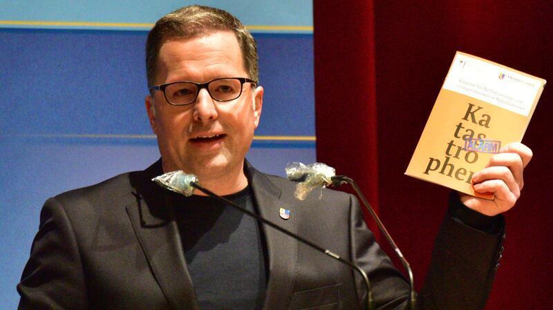 Er setzt sich dafür ein, dass die Bürger Selbstvorsorge betreiben: Landrat Kai Seefried mit der Broschüre des Bundesamtes für Bevölkerungsschutz und Katastrophenhilfe. (Archiv)