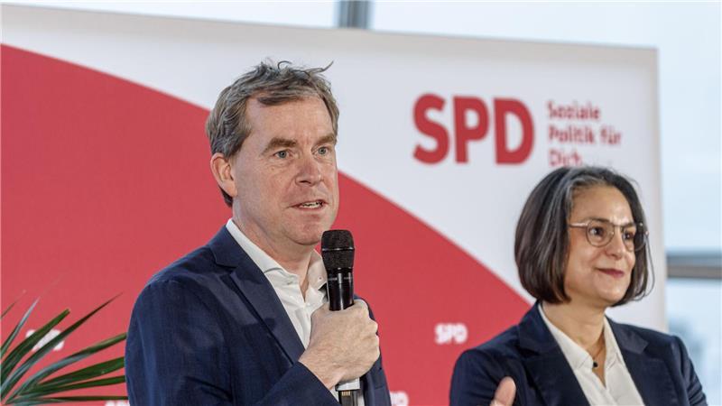 Er setzte sich in einem Mitgliederentscheid gegen die Landesvorsitzende Serpil Midyatli durch: Ulf Kämpfer.