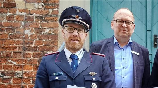 Er soll Stadtbrandmeister werden: Florian Dankert (hier mit Bürgermeister Sönke Hartlef bei seiner Ernennung zum Ortsbrandmeister in Hagen).