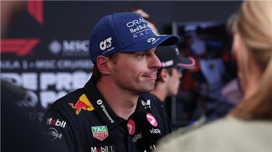 Er startet nun aus der Boxengasse. 