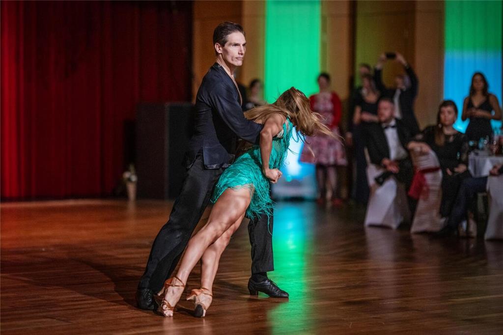 Er trat mit seiner Tanzpartnerin Anastasia Bodnar auf.