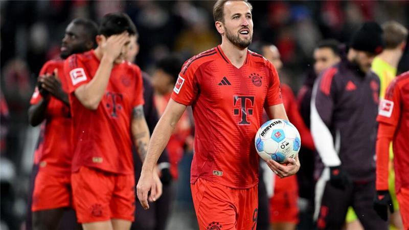 „Typisch Harry“: Kanes famose Elfer- und Trefferquote Er trifft und trifft: Nach seinem Hattrick gegen Augsburg durfte Harry Kane mal wieder den Spielball mitnehmen.