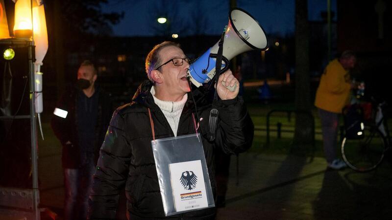 Bauernprotest im Stader Nachbarkreis: Seite an Seite mit Scharfmachern? Er war bei mindestens zwei Aktionen der Bauernproteste beteiligt: Robert Brönhorst von der Gruppe „Gemeinsam Stark Bremerhaven“, die vom Verfassungsschutz als extremistisch eingestuft wird.