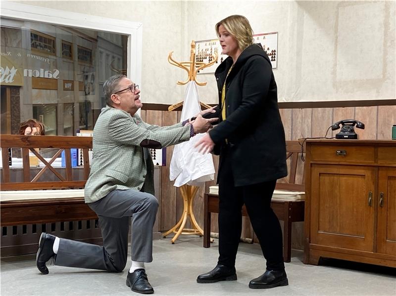 Heiratsschwindel im Frisiersalon Er will, sie nicht: Doris (Mareike Daues) hält nichts von Salons (Harry Löll) Liebesschwüren.