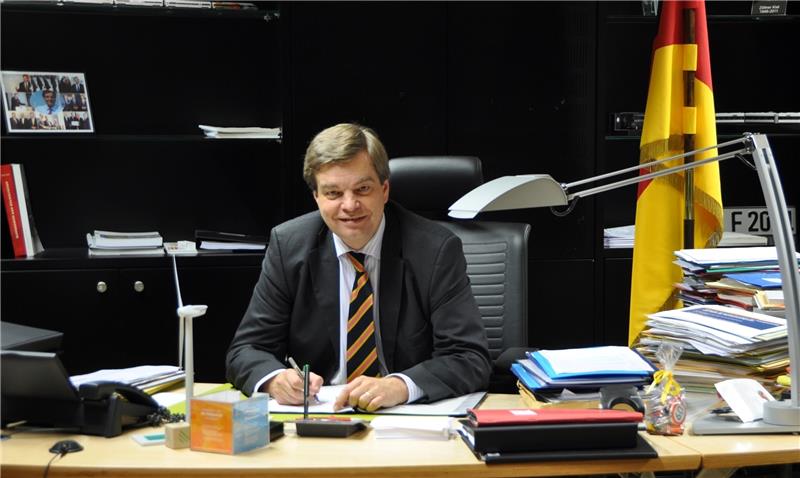Er wird auch weiterhin an seinem Schreibtisch im Verkehrsministerium Platz nehmen können: Enak Ferlemann . Foto Schröder