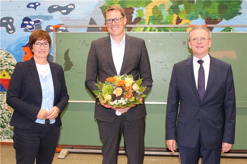 Er wird neuer Leiter des Fachbereichs Bildung, Jugend, Sport, Soziales und Senioren in Buxtehude: Dr. Dirk Mellies (Mitte) mit Bürgermeisterin Katja Oldenburg-Schmidt und dem Ratsvorsitzenden Christian Krüger. Foto: Frank