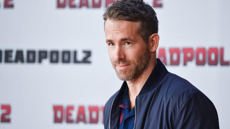 Ryan Reynolds gibt Drehende von „Deadpool 3“ bekannt  Er wurde zum „Sexiest Man Alive“ ausgewählt, er gehört zu den bestbezahltesten Schauspielern und ihm gehört ein Fußballverein: Ryan Reynolds.