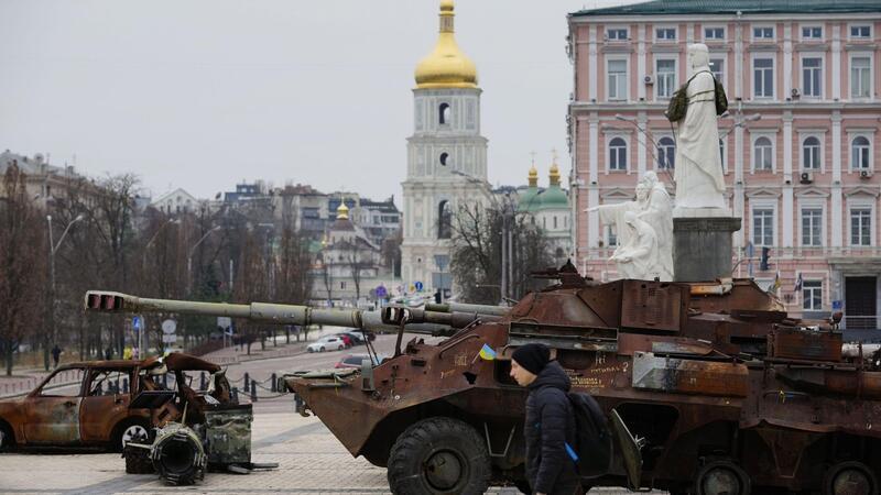 Erbeuteteürussische Kriegsgeräte auf einem Platz in der ukrainischen Hauptstadt Kiew.