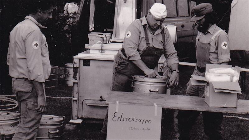 Erbsensuppe aus der DRK-Feldküche - ein Klassiker des Ortsvereins, mit dabei Jürgen Richter, früherer Vorsitzender (Mitte).
