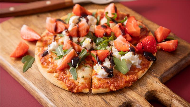 Erdbeeren auf die Pizza Margherita? Klar doch! Sie werden allerdings erst zusammen mit dem Rucola nach dem Backen aufgelegt.