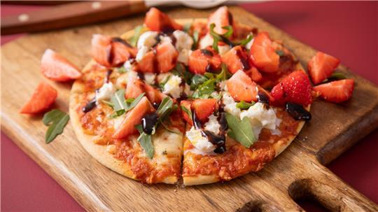 Erdbeeren auf die Pizza Margherita? Klar doch! Sie werden allerdings erst zusammen mit dem Rucola nach dem Backen aufgelegt.