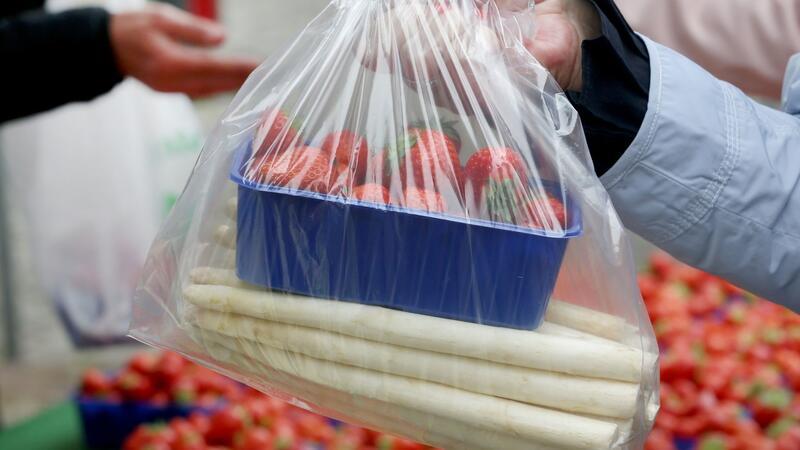 Behörde klärt Spargel-Aprilscherz nach vier Jahren auf Erdbeeren und Spargel werden gern gemeinsam gekauft.