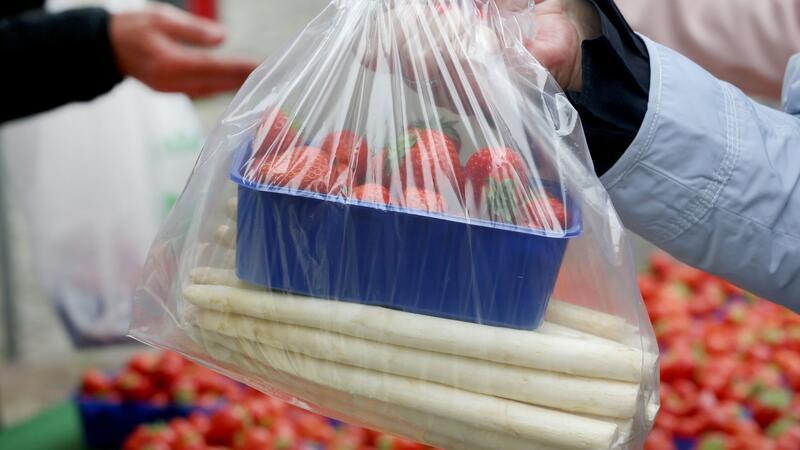 Erdbeeren und Spargel werden gern gemeinsam gekauft.