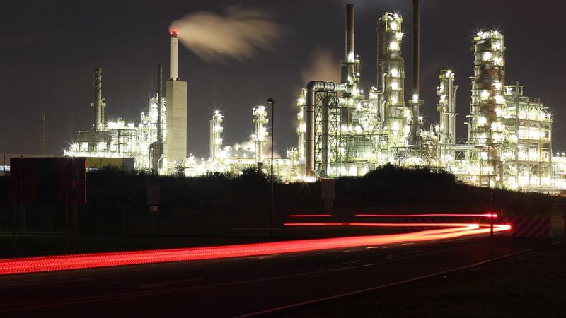 Erdölraffinerie bei Nacht: In fossile Energie wurde lange Zeit kaum noch investiert.