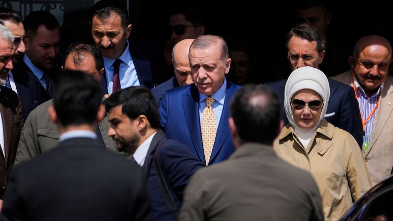 Erdogans Partei verliert bei Wahl in Istanbul Erdogan verfehlte sein wichtigstes Ziel: Bei der Wahl mit der AKP Istanbul zurückzugewinnen.