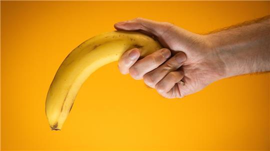 Erektionsprobleme können – neben Müdigkeit oder Libidoverlust – ein Hinweis auf einen Testosteron-Mangel sein.