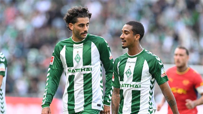 Eren Dinkci von Werder Bremen (links im Gespräch mit seinem Teamkollegen Arthur).