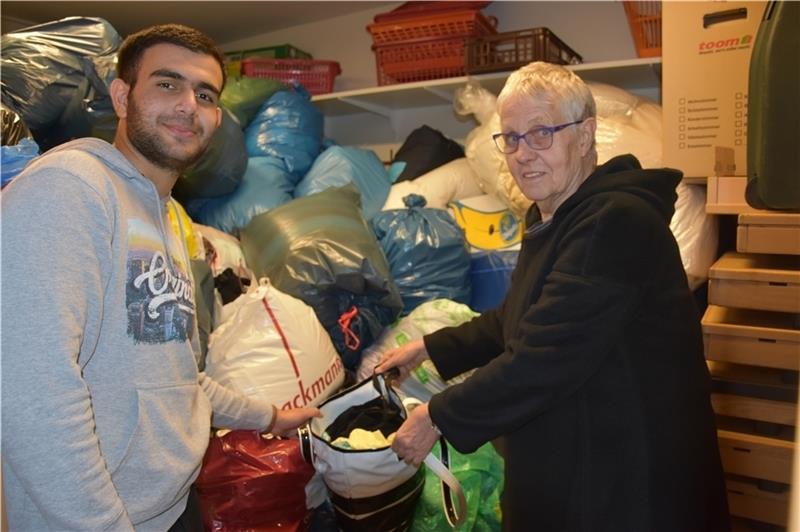 Erfan Hosseinzadeh hilft Marlene Tanklajew mit den Spenden . Foto: Felsch