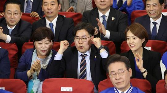 Erfolg bei der Parlamentswahl: Die Demokratische Partei (DP) von Oppositionsführer Lee Jae Myung konnte ihre Stellung als größte Einzelpartei in der Nationalversammlung behaupten
