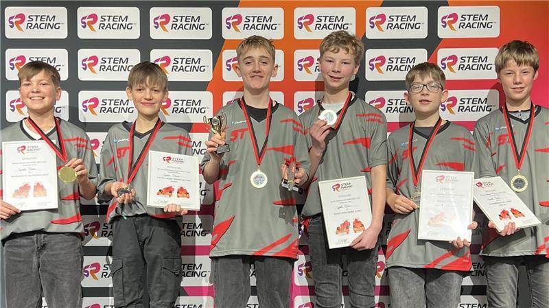 Sechs Schüler reisen zum Titelkampf ins High-Tech-Zentrum von Audi Erfolgreich bei ihrer ersten gemeinsamen Meisterschaft: Silas Benecke, Klaas Brase, Cleo Bürke, Silas Eckhoff, Rasmus Heins und Tjelle Tobaben.