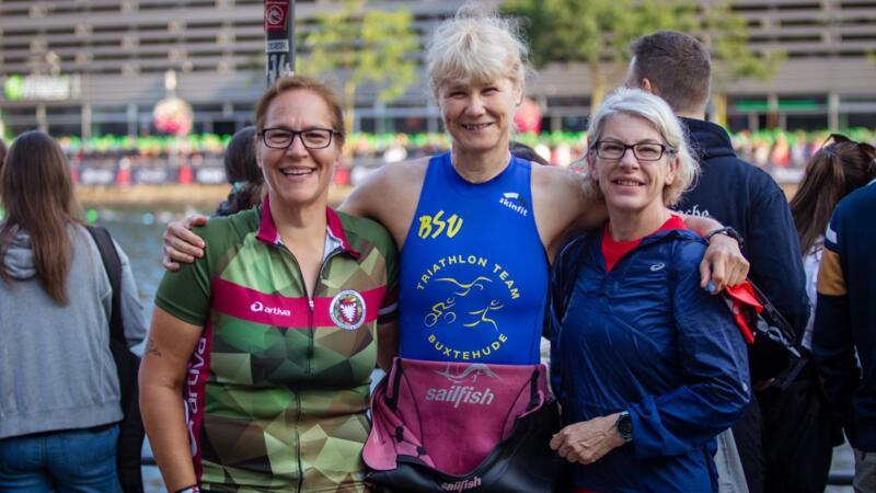 Buxtehuderin nimmt 70 Kilo ab und jubelt beim Ironman Erfolgreich beim Ironman-Wettkampf in Duisburg (von links): Stephi Tiedemann, Marion Felgentreu und Nicola McCarthy-Bunge.