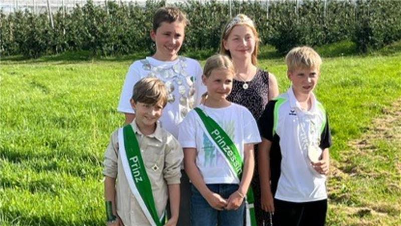 Nach 20 Jahren wieder an der Spitze: Klaus Gerkens ist König in Ladekop Erfolgreich beim Schützenfest: Vorn von links Leif Thalmann, Emma Brunner und Quentin Jung; hinten von links Jonas Detje und Alexa Feindt.