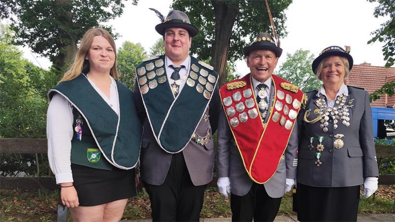 Schützenkönig: Dollerner Ex-Majestät regiert jetzt in Horneburg Erfolgreich beim Schützenfest in Horneburg (von links): Jungschützen-Vogelkönigin Carolin Knüppel, Vogelmajestät Thorsten Blanke, Schützenkönig Holger Schlichting und Beste Dame Gabriele Mink.